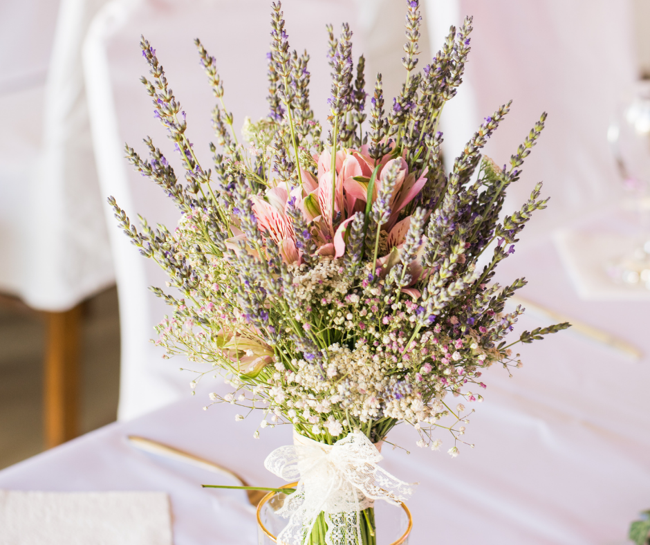 Blumenstrauß auf Tisch