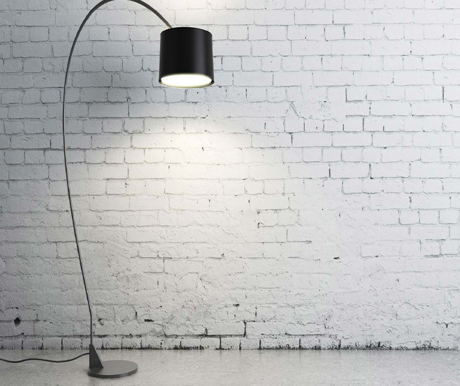 Moderne Stehlampe in schwarz